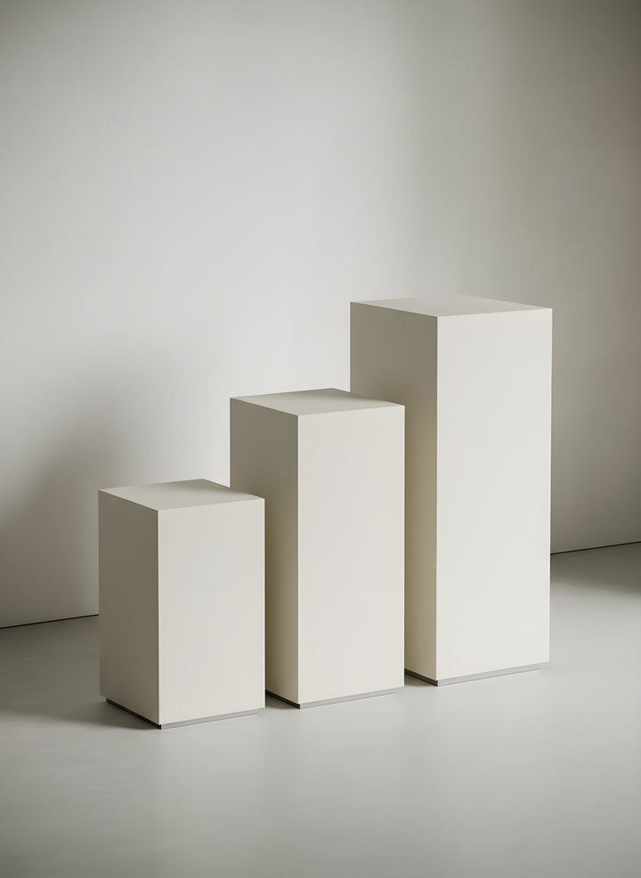 Kolumny ekspozycyjne | Off White Biały