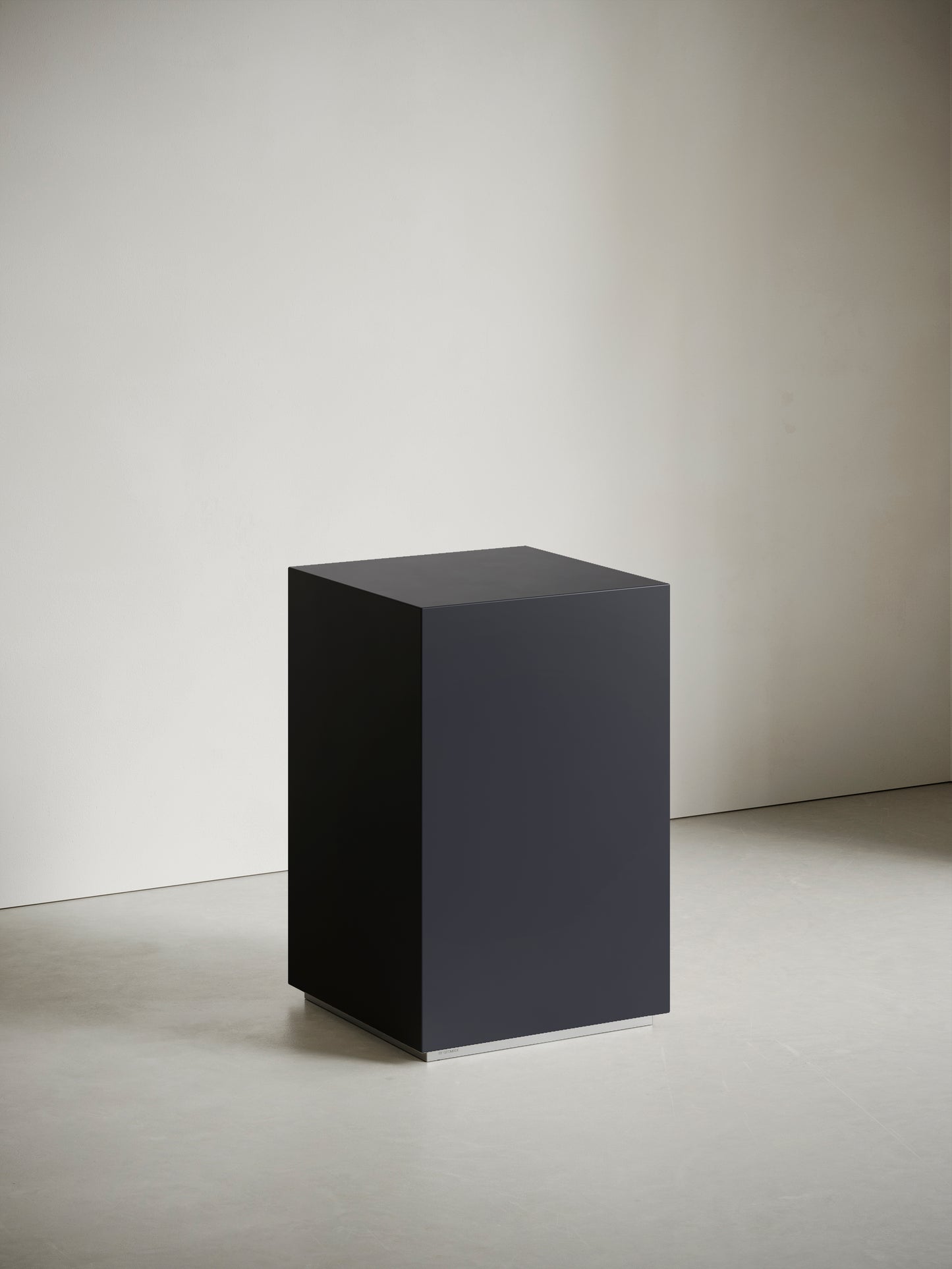 Exhibition columns | Night Navy