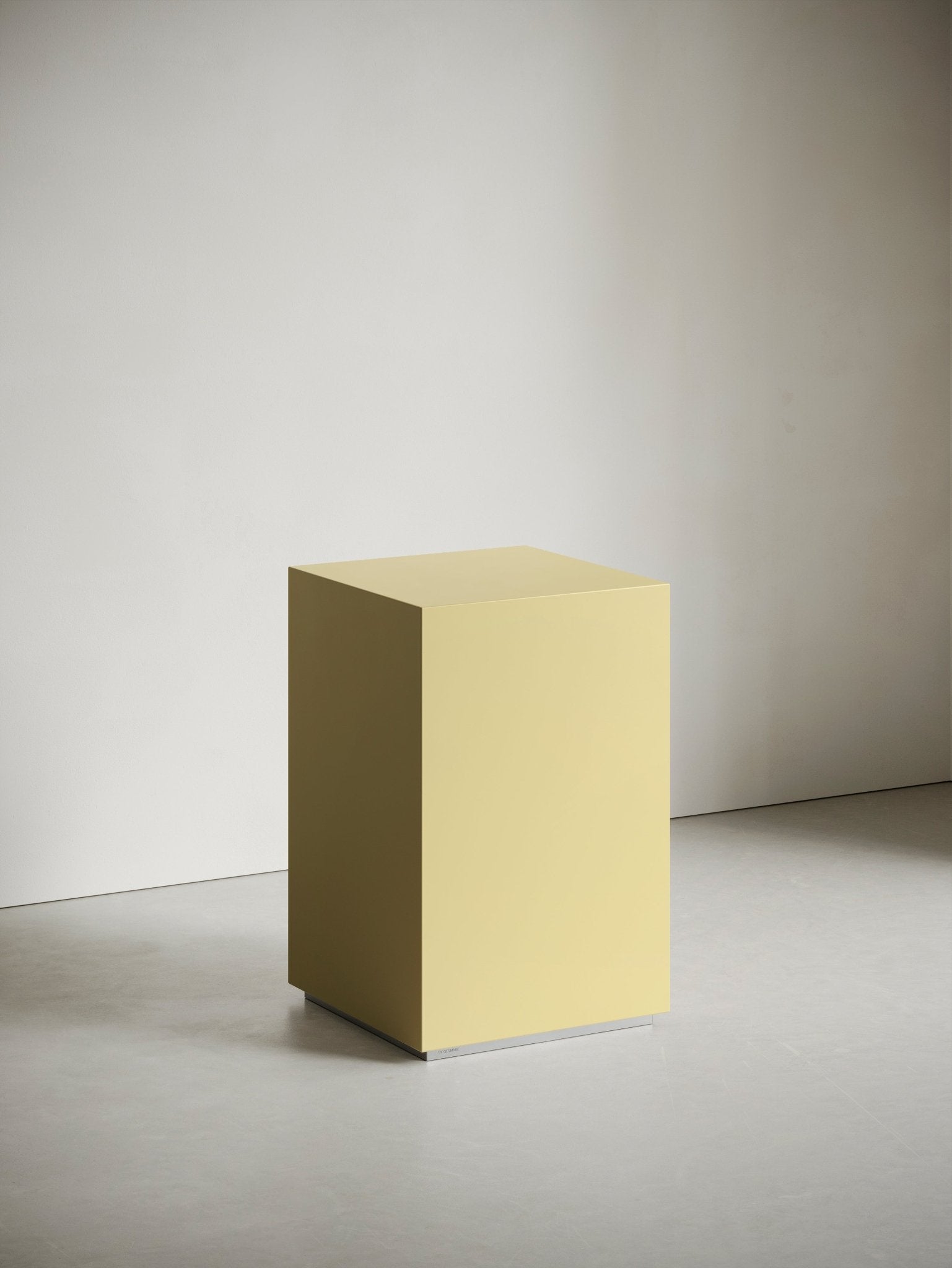 Kolumny ekspozycyjne | Maślany Żółty - BY GEOMADE