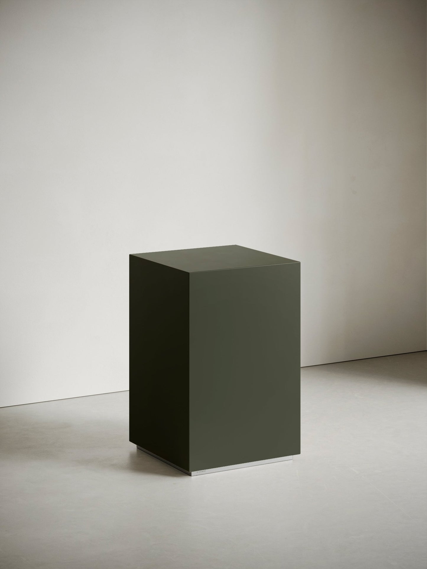 Kolumny ekspozycyjne | Wojskowy Zielony - BY GEOMADE